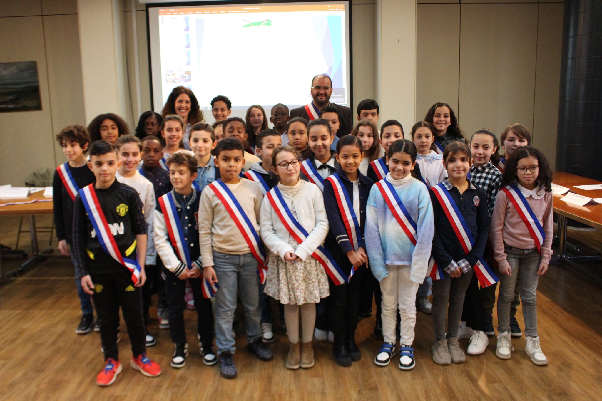 Les enfants du nouveau Conseil Municipal des Enfants posant avec Djamel Nedjar, Maire de Limay et Ghislane Tizniti, adjointe au maire lors du conseil municipal d'installation du 28 janvier 2023.